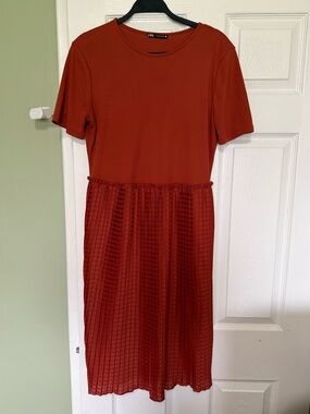 Zara Rust Red Short-Sleeve Midi Dress with Pleated Skirt